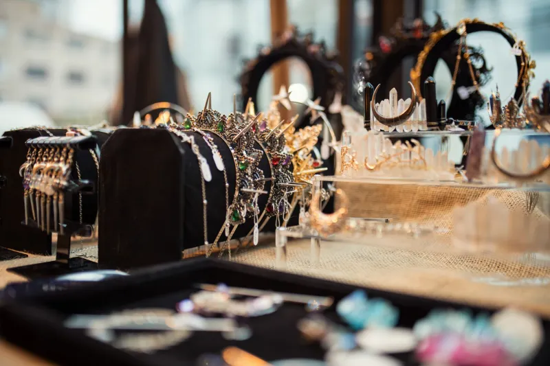 Timing the Market in Miniature: A Collector's Guide to Buying, Holding, and Selling Fine Jewelry Strategically